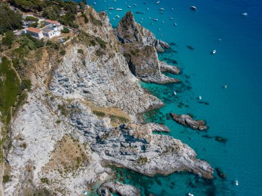 Şeffaf bir denizde yüzen demirli teknelerin havadan görüntüsü. Tüplü dalış ve yaz tatili. Capo Vaticano, Calabria, İtalya. Promontory.
