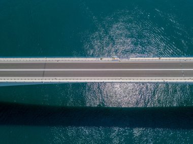 Sibenski Most 'un hava görüntüsü, Hırvat köprüsü. Yol. Sibenski, Hırvatistan. Krka nehrinin Adriyatik Denizi 'ne aktığı Orta Dalmaçya
