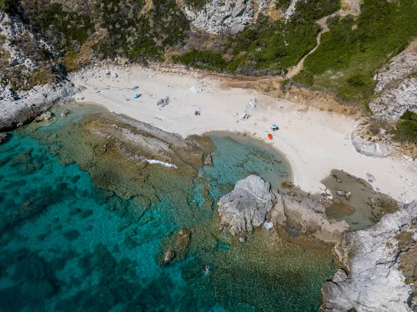 Şeffaf bir denizde yüzen demirli teknelerin havadan görüntüsü. Tüplü dalış ve yaz tatili. Capo Vaticano, Calabria, İtalya. Promontory 'de. Praia Odak Noktası ve Ficara Sahili.