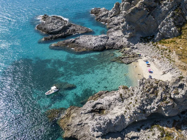 Şeffaf bir denizde yüzen demirli teknelerin havadan görüntüsü. Tüplü dalış ve yaz tatili. Capo Vaticano, Calabria, İtalya. Promontory 'de. Praia Odak Noktası ve Ficara Sahili.