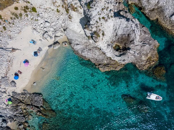 Şeffaf bir denizde yüzen demirli teknelerin havadan görüntüsü. Tüplü dalış ve yaz tatili. Capo Vaticano, Calabria, İtalya. Promontory 'de. Praia Odak Noktası ve Ficara Sahili.