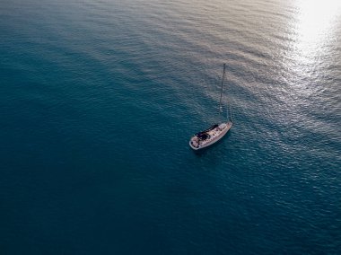 Tropea 'da Calabria açıklarında demirlemiş bir yelkenlinin hava görüntüsü. İtalya. Tiren Denizi.