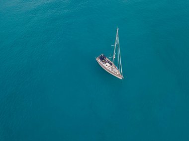 Tropea 'da Calabria açıklarında demirlemiş bir yelkenlinin hava görüntüsü. İtalya. Tiren Denizi.