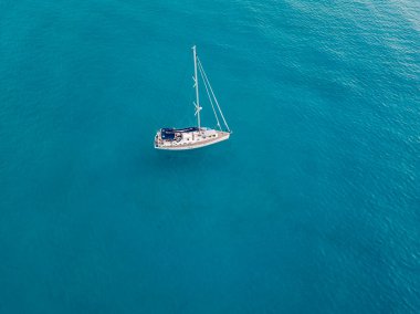 Tropea 'da Calabria açıklarında demirlemiş bir yelkenlinin hava görüntüsü. İtalya. Tiren Denizi.