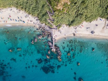 Parghelia, Tropea 'daki Michelino sahilinin havadan görüntüsü. Calabria. İtalya. Şeffaf deniz ve lüks doğa. Avrupa 'nın en güzel plajı.