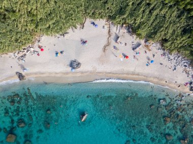 Parghelia, Tropea 'daki Michelino sahilinin havadan görüntüsü. Calabria. İtalya. Şeffaf deniz ve lüks doğa. Avrupa 'nın en güzel plajı.