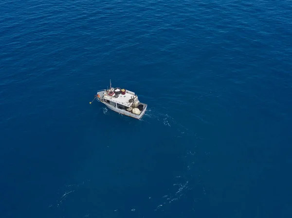 Αεροφωτογραφία Αλιευτικού Σκάφους Στη Γαλάζια Θάλασσα Στα Ανοικτά Των Ακτών — Φωτογραφία Αρχείου
