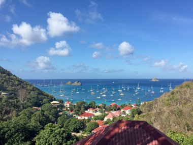 Saint Barthelemy (St Barth, St. Barths veya St. Barts): Körfezi ve Gustavia Limanı ana kasaba kırmızı çatılar ve Corossol görülen adanın başkenti havadan görünümü