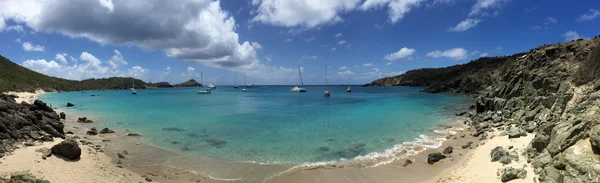 Saint Barthelemy (St Barth, St. Barths ou St. Barts): veleiros ancorados na praia e baía de Colombier isolada, chamada praia Rockefeller porque David Rockefeller possuía a propriedade em torno dela — Fotografia de Stock