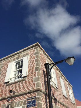 St. Barths işaretiyle bina