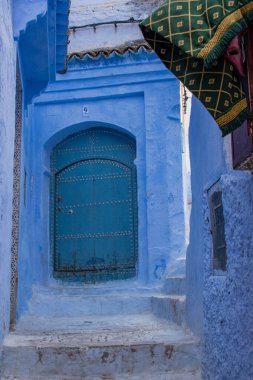 Fas, Afrika: Chefchaouen 'in Medine' sindeki sokaklar, aynı zamanda Chaouen olarak da bilinir, 1471 'de kurulmuş, mavi renkli binalarıyla ünlü, lakabı Mavi Şehir.
