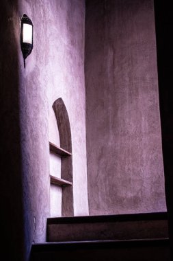 Umman, Ortadoğu: Nizwa Kalesi 'nde, 1650' lerde inşa edilen Nizwa Şatosu 'nun altında yatan yapı 12. yüzyıla kadar uzansa da, Umman' ın en çok ziyaret edilen anıtı olan Nizwa Kalesi 'ndeki bir merdivendeki mor ışık.