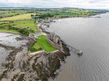 Karanlık Kale 'nin havadan görünüşü. 15. yüzyıldan kalma bir kale, İskoçya 'nın Karanlık Köyü yakınlarında, Forth Fırtınası' nın güney kıyısında. Outlander dizisinin seti