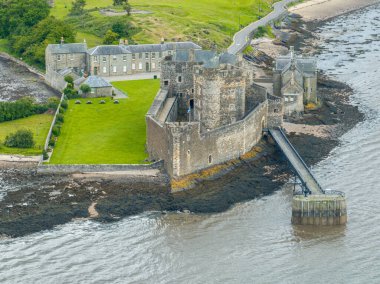 Karanlık Kale 'nin havadan görünüşü. 15. yüzyıldan kalma bir kale, İskoçya 'nın Karanlık Köyü yakınlarında, Forth Fırtınası' nın güney kıyısında. Outlander dizisinin seti