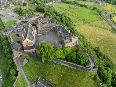 Stirling 'deki Stirling Kalesi' nin havadan görünüşü İskoçya 'nın en büyük, tarihsel ve mimari açıdan en önemli kalelerinden biridir. Mezarlık. İngiltere. Birleşik Krallık