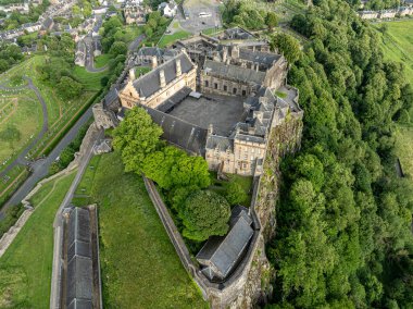 Stirling 'deki Stirling Kalesi' nin havadan görünüşü İskoçya 'nın en büyük, tarihsel ve mimari açıdan en önemli kalelerinden biridir. Mezarlık. İngiltere. Birleşik Krallık