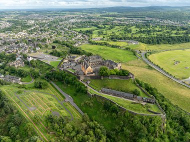 Stirling 'deki Stirling Kalesi' nin havadan görünüşü İskoçya 'nın en büyük, tarihsel ve mimari açıdan en önemli kalelerinden biridir. Mezarlık. İngiltere. Birleşik Krallık