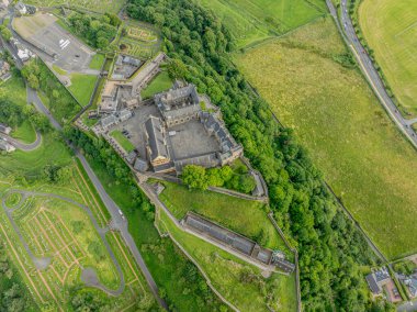 Stirling 'deki Stirling Kalesi' nin havadan görünüşü İskoçya 'nın en büyük, tarihsel ve mimari açıdan en önemli kalelerinden biridir. Mezarlık. İngiltere. Birleşik Krallık