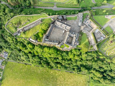 Stirling 'deki Stirling Kalesi' nin havadan görünüşü İskoçya 'nın en büyük, tarihsel ve mimari açıdan en önemli kalelerinden biridir. Mezarlık. İngiltere. Birleşik Krallık