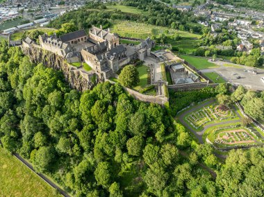 Stirling 'deki Stirling Kalesi' nin havadan görünüşü İskoçya 'nın en büyük, tarihsel ve mimari açıdan en önemli kalelerinden biridir. Mezarlık. İngiltere. Birleşik Krallık