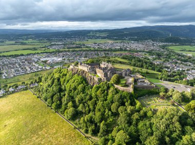 Stirling 'deki Stirling Kalesi' nin havadan görünüşü İskoçya 'nın en büyük, tarihsel ve mimari açıdan en önemli kalelerinden biridir. Mezarlık. İngiltere. Birleşik Krallık