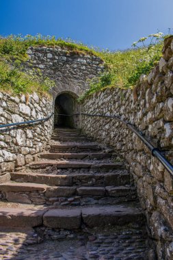 Stonehaven, Aberdeenshire, İskoçya, Birleşik Krallık: Kuzeydoğu kıyısındaki kayalık bir burunda yıkık bir ortaçağ kalesi olan Dunnottar Kalesi 'nin merdiven ve erişim taşı kapısı