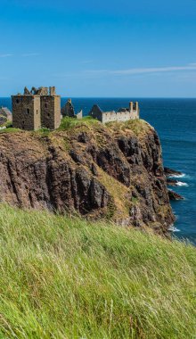 Stonehaven, Aberdeenshire, İskoçya, Birleşik Krallık: Kuzeydoğu kıyısındaki kayalık bir burunda yıkık bir ortaçağ kalesi olan muhteşem Dunnottar Kalesi 'nin havadan ve panoramik manzarası
