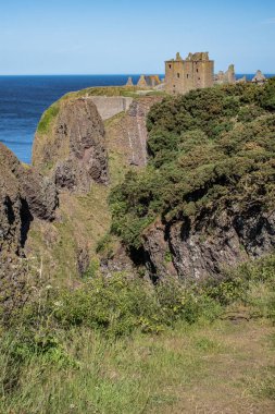 Stonehaven, Aberdeenshire, İskoçya, Birleşik Krallık: Kuzeydoğu kıyısındaki kayalık bir burunda yıkık bir ortaçağ kalesi olan muhteşem Dunnottar Kalesi 'nin havadan ve panoramik manzarası