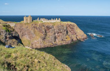 Stonehaven, Aberdeenshire, İskoçya, Birleşik Krallık: Kuzeydoğu kıyısındaki kayalık bir burunda yıkık bir ortaçağ kalesi olan muhteşem Dunnottar Kalesi 'nin havadan ve panoramik manzarası