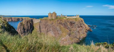 Stonehaven, Aberdeenshire, İskoçya, Birleşik Krallık: Kuzeydoğu kıyısındaki kayalık bir burunda yıkık bir ortaçağ kalesi olan muhteşem Dunnottar Kalesi 'nin havadan ve panoramik manzarası