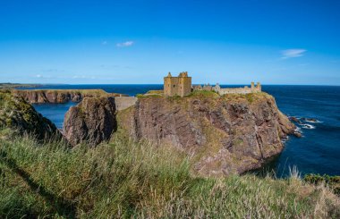 Stonehaven, Aberdeenshire, İskoçya, Birleşik Krallık: Kuzeydoğu kıyısındaki kayalık bir burunda yıkık bir ortaçağ kalesi olan muhteşem Dunnottar Kalesi 'nin havadan ve panoramik manzarası