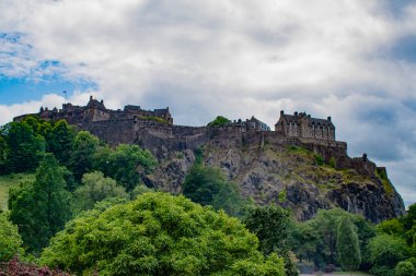 İskoçya, Birleşik Krallık: Castle Rock 'taki Edinburgh Kalesi manzarası, tarihte kraliyet konutu, cephanelik, hazine, ulusal arşiv, hapishane, askeri kale ve İskoçya Şeref konağı olarak hizmet vermiştir.