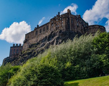 İskoçya, Birleşik Krallık: Castle Rock 'taki Edinburgh Kalesi' nin panoramik görünümü, tarihte kraliyet ikametgahı, cephanelik, hazine, ulusal arşiv, hapishane, askeri kale ve İskoçya Şeref Madalyası olarak hizmet vermiştir.