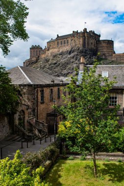 İskoçya, Birleşik Krallık: çatılar, saraylar ve Edinburgh Kalesi manzaralı eski şehir silüeti. Vennel merdivenlerinden görülüyor. Grassmarket bölgesindeki iki binanın geçitleri arasındaki ünlü geçit.