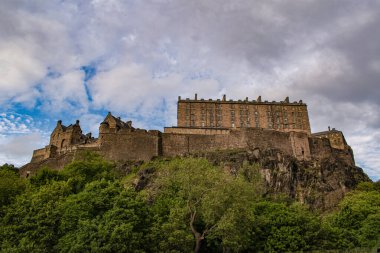 İskoçya, Birleşik Krallık: Castle Rock 'taki Edinburgh Kalesi' nin panoramik görünümü, tarihte kraliyet ikametgahı, cephanelik, hazine, ulusal arşiv, hapishane, askeri kale ve İskoçya Şeref Madalyası olarak hizmet vermiştir.