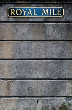 Edinburgh, İskoçya, Birleşik Krallık: Edinburgh Şatosu ve Holyrood Sarayı arasında uzanan ve Eski Şehir 'in ana caddesini oluşturan bir dizi dükkan, restoran ve ziyaretçi eğlencesi olan Royal Mile' in işareti