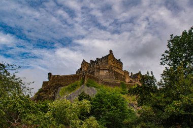 İskoçya, Birleşik Krallık: Castle Rock 'taki Edinburgh Kalesi manzarası, tarihte kraliyet konutu, cephanelik, hazine, ulusal arşiv, hapishane, askeri kale ve İskoçya Şeref konağı olarak hizmet vermiştir.
