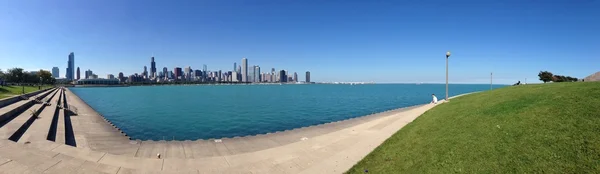 Chicago: Panoramablick auf die Skyline der Stadt von der Nordinsel aus, einer Halbinsel, die südlich des Adler-Planetariums und östlich des Soldatenfeldes in den Michigansee hineinragt — Stockfoto