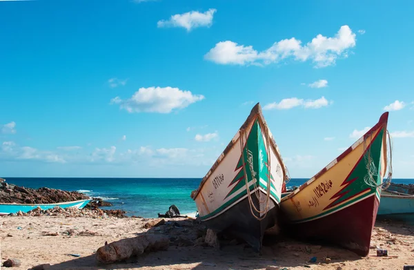 Socotra, Yemen, Oriente Medio: barcos de pesca en la playa del área protegida de Ras Erissel, el cabo oriental de Socotra, el punto de encuentro del mar Arábigo y el Océano Índico en la isla de Socotra —  Fotos de Stock