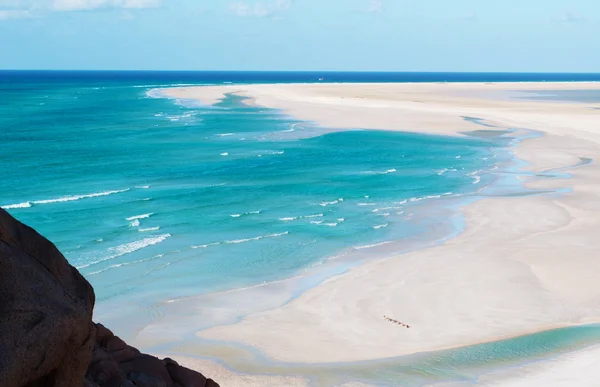 Socotra, Yemen, Oriente Medio: el impresionante paisaje con dunas de arena en la playa de Qalansiyah, en el cabo occidental de la isla, Patrimonio de la Humanidad de la Unesco desde 2008 por su biodiversidad, una de las playas más bellas del mundo — Foto de Stock