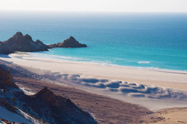 Socotra, Yemen, Oriente Medio: el impresionante paisaje con dunas de arena en la playa de Qalansiyah, en el cabo occidental de la isla, Patrimonio de la Humanidad de la Unesco desde 2008 por su biodiversidad, una de las playas más bellas del mundo — Foto de Stock