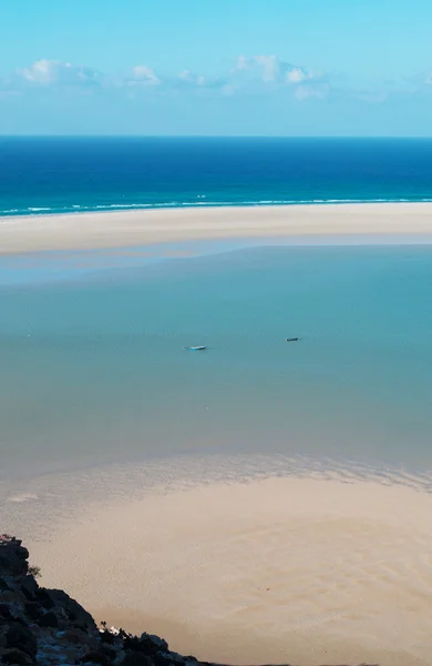 Socotra, Yemen, Oriente Medio: vista de la impresionante laguna de Detwah con barcos en la playa de Qalansiyah, en el cabo occidental de la isla, Patrimonio de la Humanidad de la Unesco desde 2008 por su biodiversidad, una de las playas más bellas del mundo —  Fotos de Stock