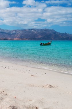 Sokotra, Yemen, Orta Doğu: bir tekne üzerinde plaj Ras Shuab, Shuab Bay beach, Arap Denizi, tenha bir koyda Sokotra Adası en ünlü plajlarından ile nefes kesici manzara