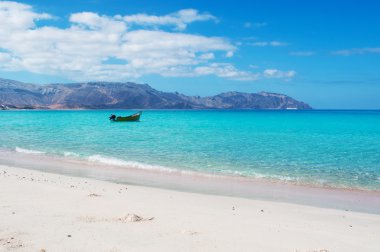 Sokotra, Yemen, Orta Doğu: bir tekne üzerinde plaj Ras Shuab, Shuab Bay beach, Arap Denizi, tenha bir koyda Sokotra Adası en ünlü plajlarından ile nefes kesici manzara