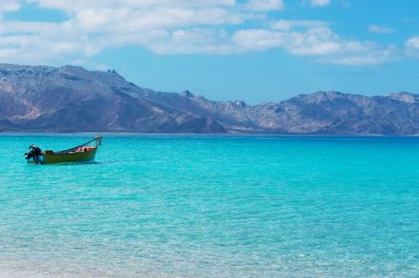 Sokotra, Yemen, Orta Doğu: bir tekne üzerinde plaj Ras Shuab, Shuab Bay beach, Arap Denizi, tenha bir koyda Sokotra Adası en ünlü plajlarından ile nefes kesici manzara