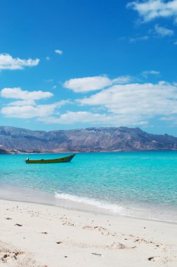 Sokotra, Yemen, Orta Doğu: bir tekne üzerinde plaj Ras Shuab, Shuab Bay beach, Arap Denizi, tenha bir koyda Sokotra Adası en ünlü plajlarından ile nefes kesici manzara