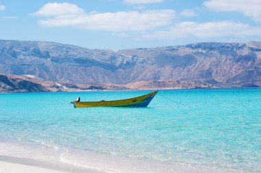 Sokotra, Yemen, Orta Doğu: bir tekne üzerinde plaj Ras Shuab, Shuab Bay beach, Arap Denizi, tenha bir koyda Sokotra Adası en ünlü plajlarından ile nefes kesici manzara