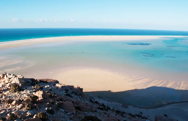 Socotra, Yemen, Medio Oriente: veduta della laguna Detwah mozzafiato con rocce sulla spiaggia di Qalansiyah, sul capo occidentale dell'isola, patrimonio mondiale dell'Unesco dal 2008 per la sua biodiversità, una delle spiagge più belle del mondo — Foto Stock