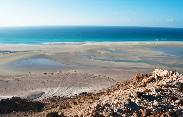 Socotra, Yemen, Medio Oriente: veduta della laguna Detwah mozzafiato con rocce sulla spiaggia di Qalansiyah, sul capo occidentale dell'isola, patrimonio mondiale dell'Unesco dal 2008 per la sua biodiversità, una delle spiagge più belle del mondo — Foto Stock