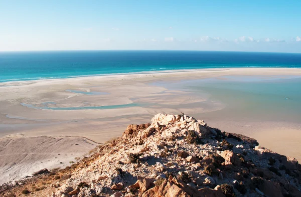 Sokotra, Jemen, Bliski Wschód: widok zapierający dech w piersiach laguny Detwah ze skały na plaży Qalansiyah, na western cape na wyspie, wpisanego na listę światowego dziedzictwa UNESCO od 2008 dla jego różnorodności biologicznej, jednej z najpiękniejszych plaż na świecie — Zdjęcie stockowe